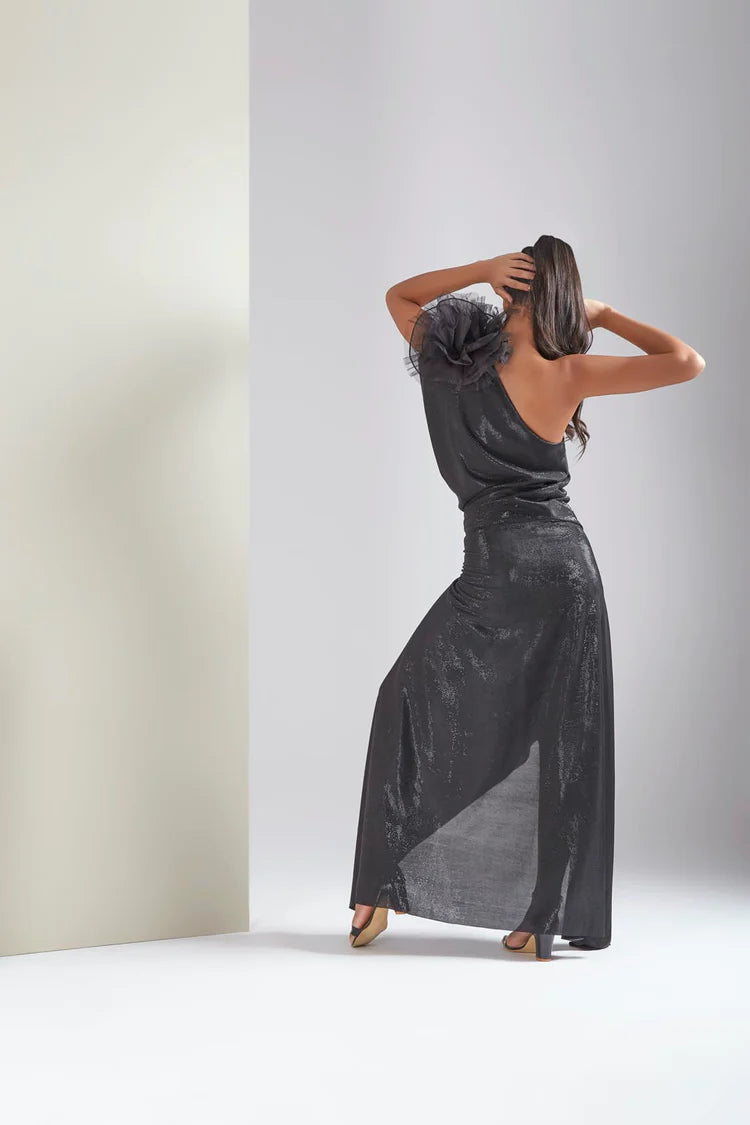 Image of This BLACK ONE SHOULDER PARTY WEAR MAXI DRESS provides an elegant look suitable for special occasions, with a one-shoulder silhouette and a long maxi hemline. The sleek fabric ensures a comfortable fit and a stylish look. From savoirfashions.com